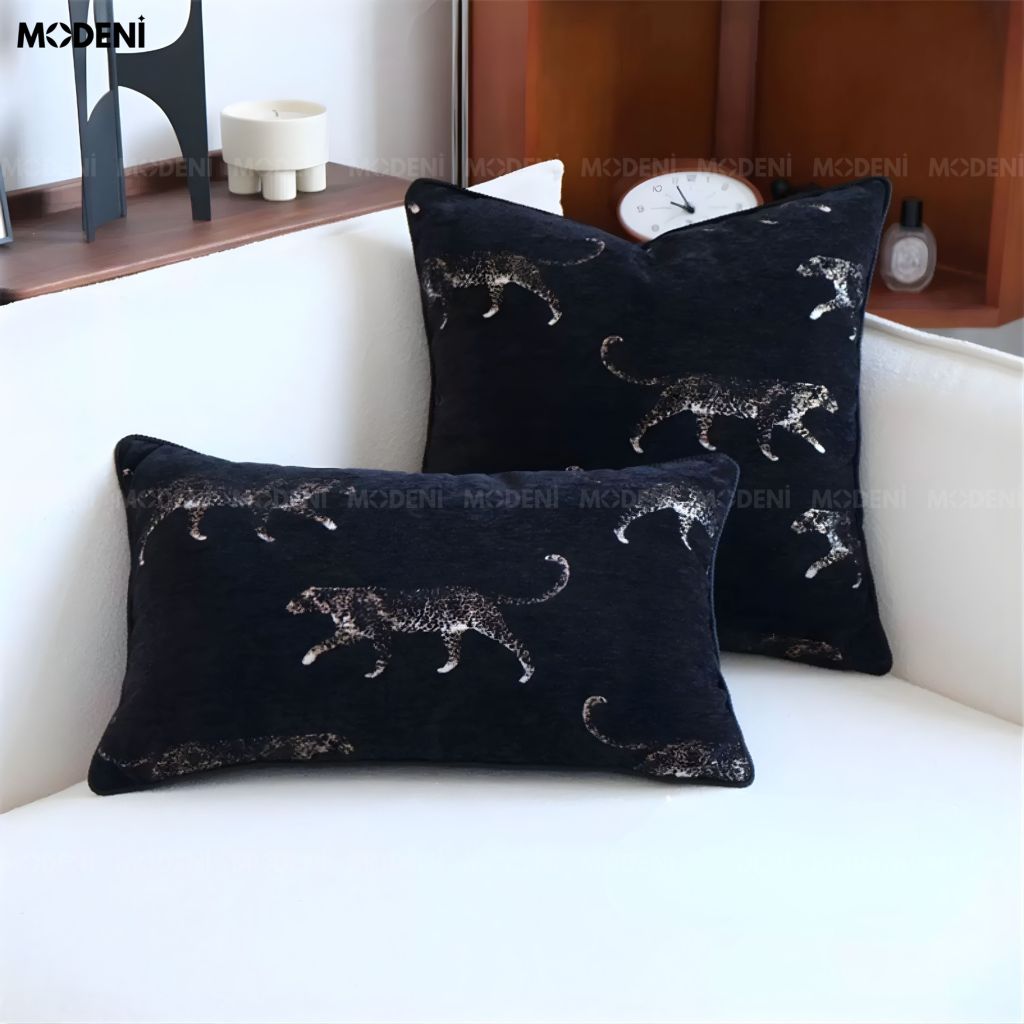 Vỏ Gối Sofa Ravel – Vải Jackquard Phối Nhung Họa Tiết Báo Đen Dập Nổi May Viền Ẩn Hiện Đại