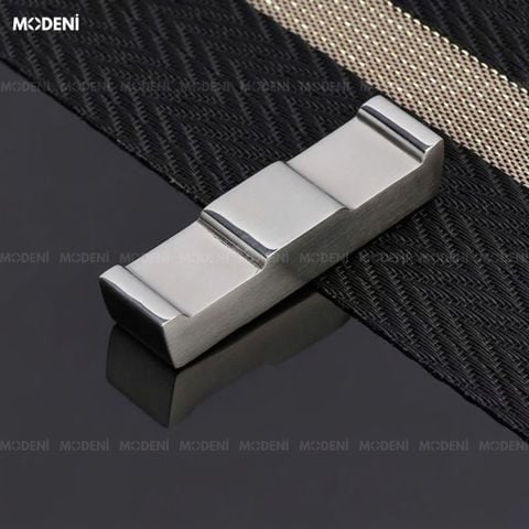 Đũa Riva Silver Inox 304 xước phay mờ màu bạc đặt trên dải khăn trải bàn họa tiết ziczac đen xám phản chiếu sang trọng.