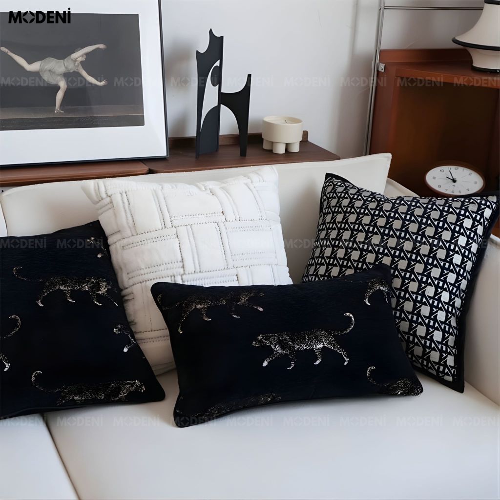 Vỏ Gối Sofa Ravel – Vải Jackquard Phối Nhung Họa Tiết Báo Đen Dập Nổi May Viền Ẩn Hiện Đại