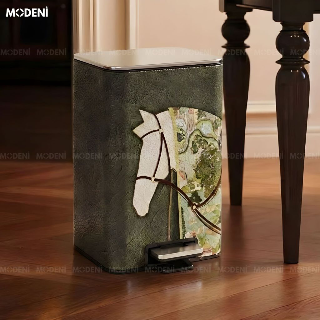 Thùng rác Gallop Green da cao cấp phối inox sáng bóng phong cách nghệ thuật cho không gian trung tâm sang trọng