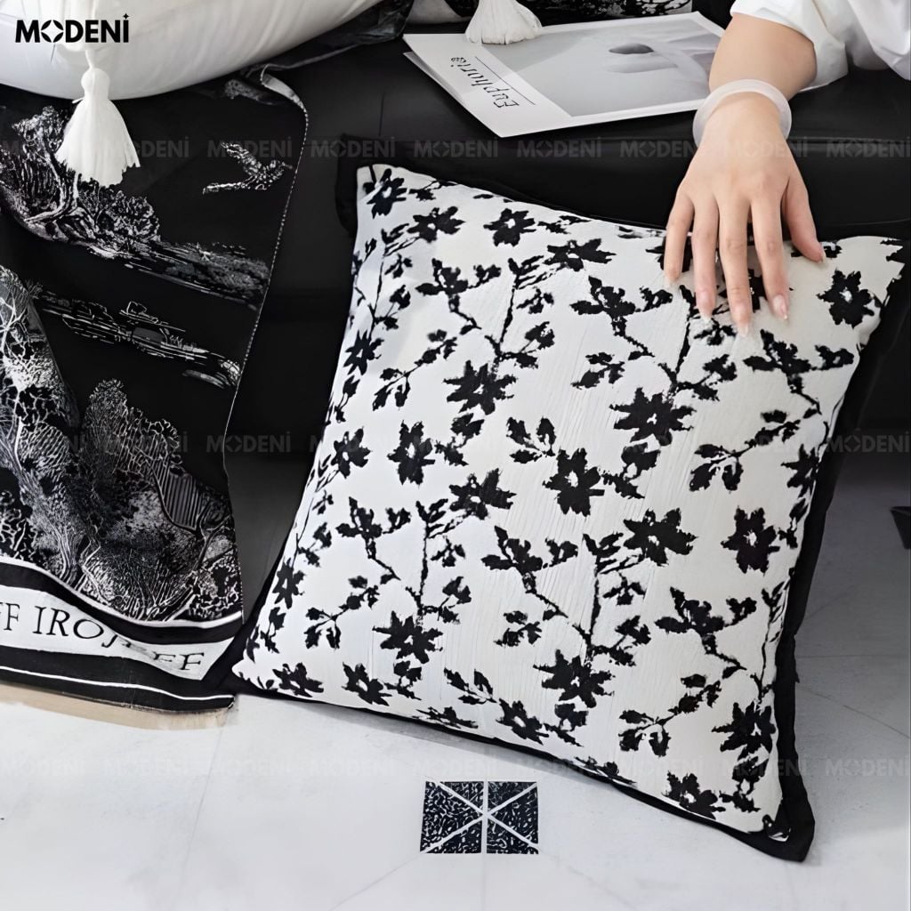 Vỏ Gối Sofa Inklace – Vải Jacquard Phối Nhung Họa Tiết Hoa Đen May Viền Cổ Điển