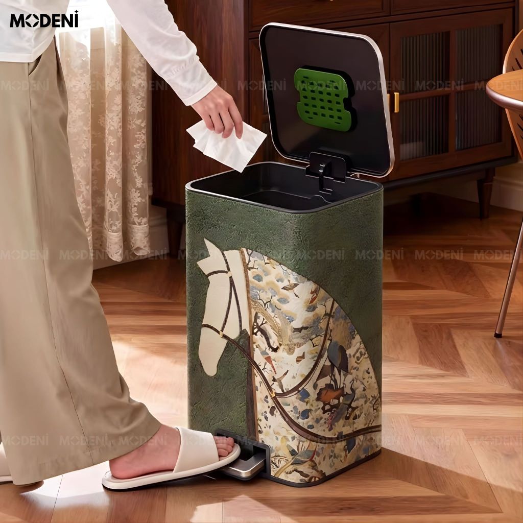 Thùng rác Gallop Green da cao cấp phối inox sáng bóng phong cách nghệ thuật cho không gian trung tâm sang trọng