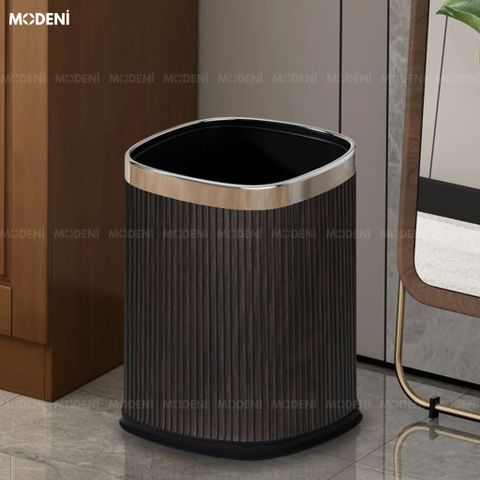 Góc phòng khách cạnh tủ gỗ ấm cúng chụp thùng rác decor hiện đại Volta khung kim loại viền bạc sáng bóng.