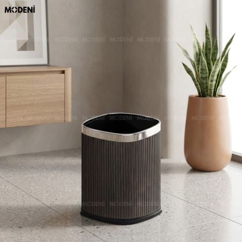Góc phòng khách cạnh tủ gỗ ấm cúng chụp thùng rác decor hiện đại Volta khung kim loại viền bạc sáng bóng.