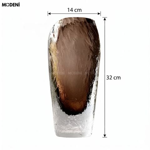 Cận cảnh bình hoa thủy tinh khối băng Iceberg nâu trầm cắm hoa rực rỡ nổi bật trên mặt bàn gỗ.