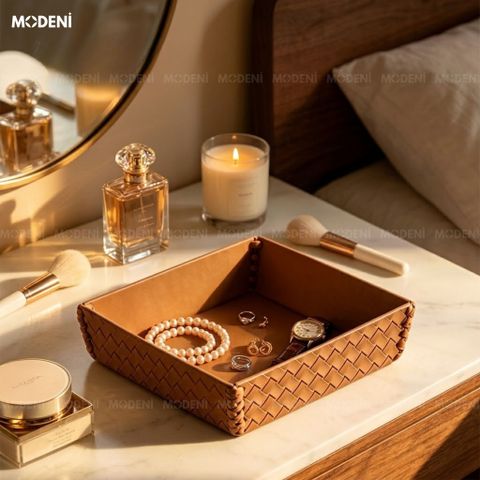 Góc chụp chéo trên bàn đá cẩm thạch khay trang trí nội thất phòng khách cao cấp bọc da đan chéo màu nâu đựng trang sức.