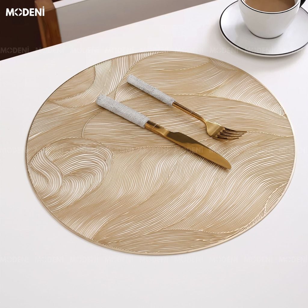 Tấm Lót Bàn Ăn Zephyra PVC Họa Tiết Sóng Lượn Vàng Gold Chống Thấm Nước Tối Ưu Cho Bàn Tiệc Sang Trọng