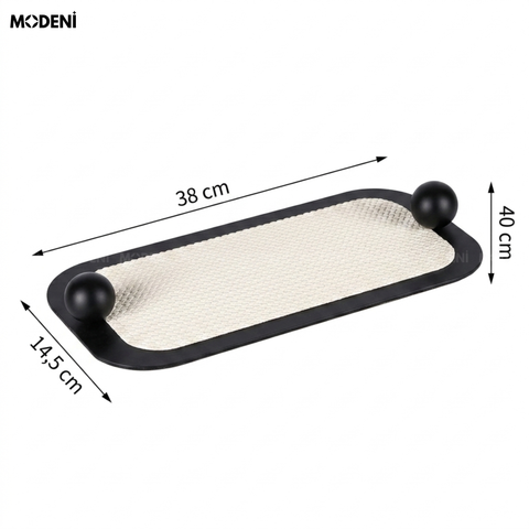 Bối cảnh bàn đá cẩm thạch xám trưng bày khay trang trí viền đen phối cùng ly rượu và bình hoa sang trọng.