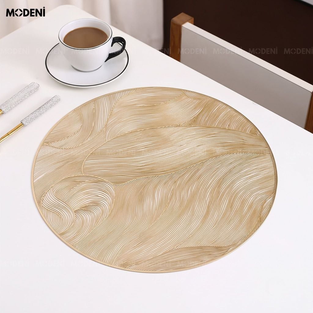 Tấm Lót Bàn Ăn Zephyra PVC Họa Tiết Sóng Lượn Vàng Gold Chống Thấm Nước Tối Ưu Cho Bàn Tiệc Sang Trọng