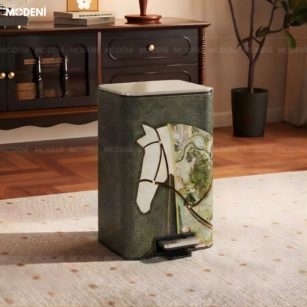 Thùng rác Gallop Green da cao cấp phối inox sáng bóng phong cách nghệ thuật cho không gian trung tâm sang trọng