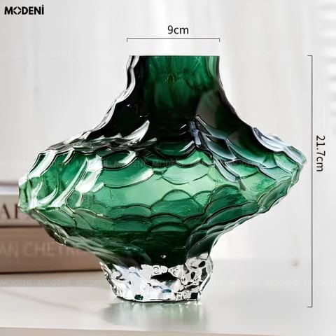 Bộ đôi bình hoa thủy tinh gân nổi 3D xanh lục bảo kích thước lớn nhỏ cắm hoa mao lương hồng đặt trên bàn trắng.