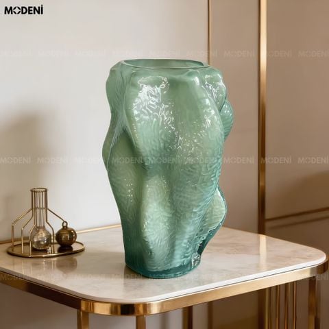 Góc nhìn chính diện bình hoa thủy tinh gân nhăn Mint Ripple màu xanh mint sang trọng.