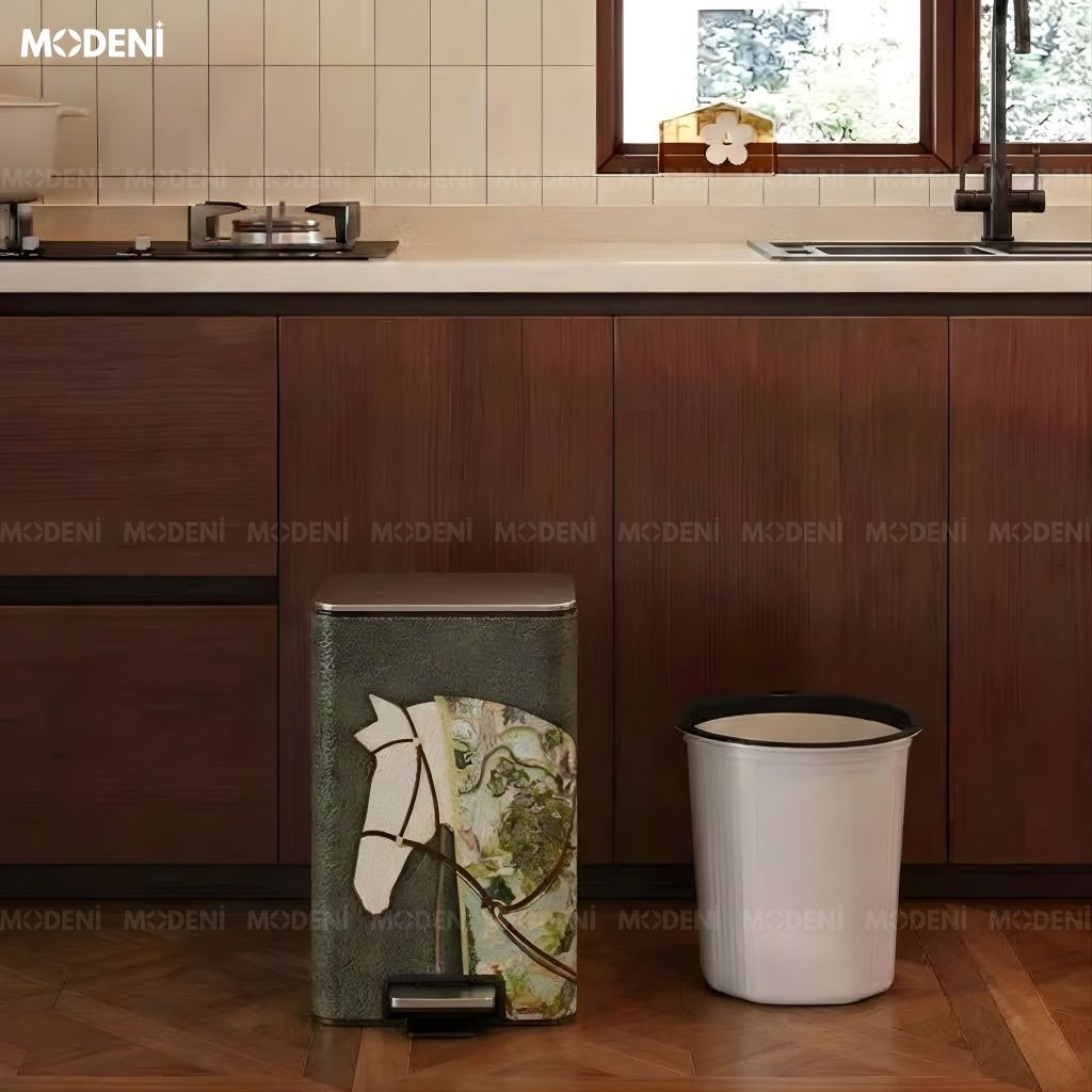 Thùng rác Gallop Green da cao cấp phối inox sáng bóng phong cách nghệ thuật cho không gian trung tâm sang trọng