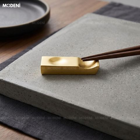 Bản vẽ thông số kích thước 6.7x1.8x1.3cm và trọng lượng 28g của gác đũa Mesa hợp kim đúc màu vàng kim.