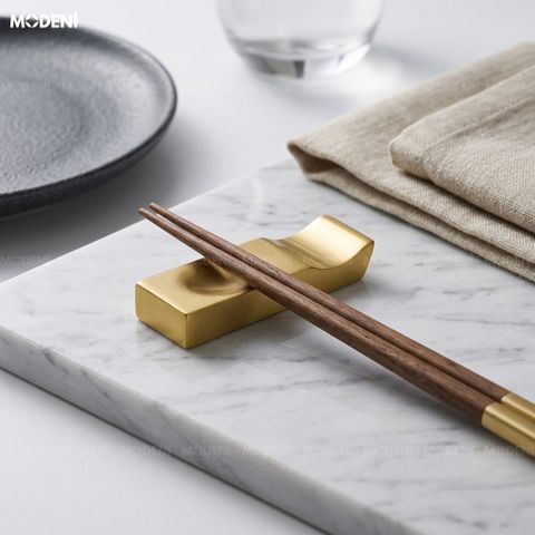 Bản vẽ thông số kích thước 6.7x1.8x1.3cm và trọng lượng 28g của gác đũa Mesa hợp kim đúc màu vàng kim.