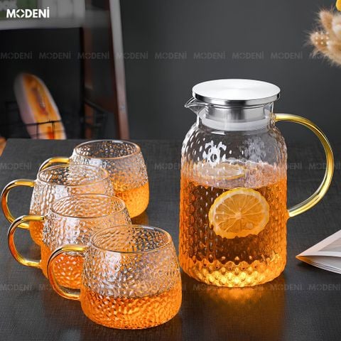Bố trí trên khay gỗ tre tự nhiên Bộ bình nước Solene thủy tinh trong suốt gồm 1 bình lớn và 4 ly viền vàng chứa đầy trà.