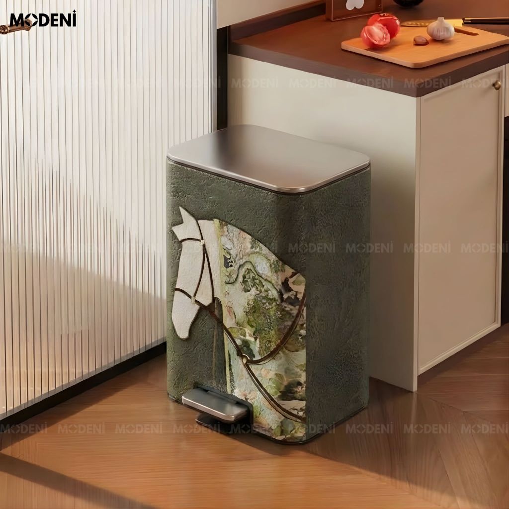 Thùng rác Gallop Green da cao cấp phối inox sáng bóng phong cách nghệ thuật cho không gian trung tâm sang trọng