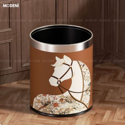 Gó của thùng rác decor hiện đại Cavallo, nổi bật chất da PU nâu và họa tiết bạch mã trắng be thanh lịch.