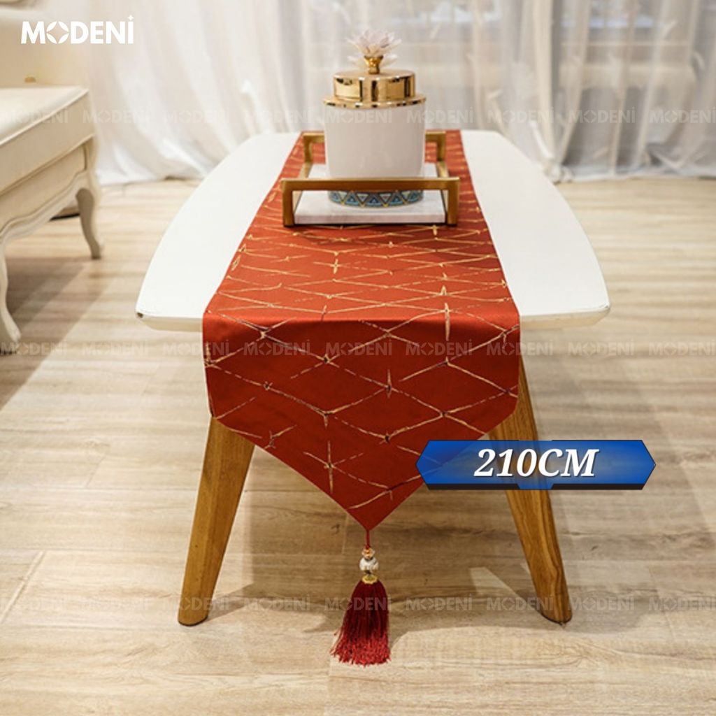 Khăn Bàn Table Runner Spring Đỏ Viền Vàng – Phủ Đẹp Từng Gấp Gọn, Khó Phai Dáng Chuẩn – Họa Tiết Kim Tuyến Giao Cắt Thanh Lịch – Phù Hợp Decor Bàn Tiệc, Nhà Phố, Sofa Mùa Lễ