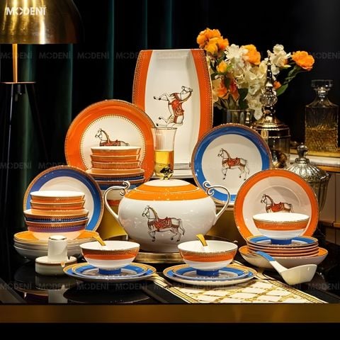  Bộ Chén Đĩa Sứ Xương Cao Cấp Cavalier – Biểu Tượng Của Tinh Thần Quý Tộc Châu Âu, Pha Trộn Sắc Cam Hoàng Gia Và Lam Cổ Điển Đầy Quyền Lực Cho Bàn Tiệc Sang Trọng 