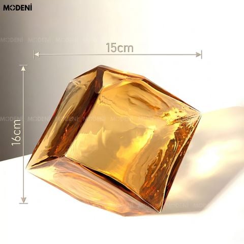 Góc nhìn chính diện bình hoa thủy tinh khối đa giác Geometry màu nâu hổ phách cắm hoa lan hồ điệp.