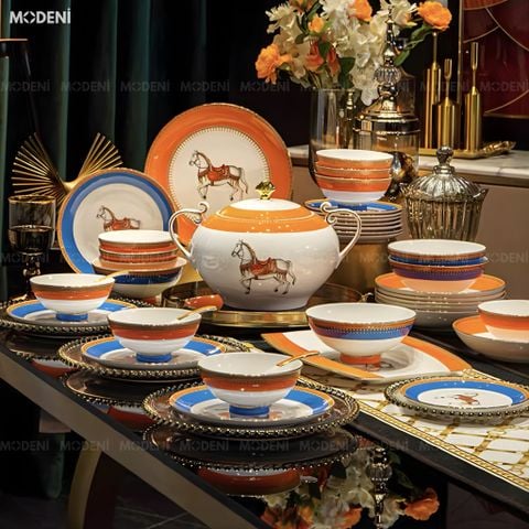  Bộ Chén Đĩa Sứ Xương Cao Cấp Cavalier – Biểu Tượng Của Tinh Thần Quý Tộc Châu Âu, Pha Trộn Sắc Cam Hoàng Gia Và Lam Cổ Điển Đầy Quyền Lực Cho Bàn Tiệc Sang Trọng 