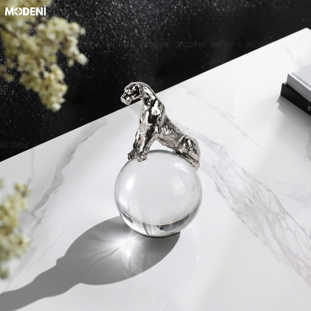Tượng Con Báo Cyra Silver Ôm Quả Cầu – Biểu Tượng Sức Mạnh Sang Trọng Cho Bàn Làm Việc & Kệ Tủ