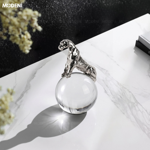  Tượng Con Báo Cyra Silver Ôm Quả Cầu – Biểu Tượng Sức Mạnh Sang Trọng Cho Bàn Làm Việc & Kệ Tủ 