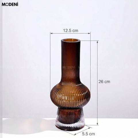 Góc chụp ngang hai bình hoa thủy tinh sọc gân màu nâu hổ phách thiết kế cổ cao, một chiếc đặt nằm trên mặt bàn trắng.