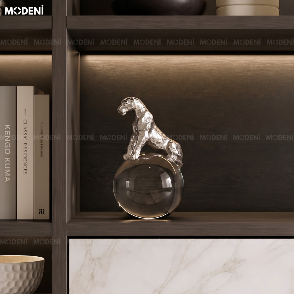 Tượng Con Báo Cyra Silver Ôm Quả Cầu – Biểu Tượng Sức Mạnh Sang Trọng Cho Bàn Làm Việc & Kệ Tủ