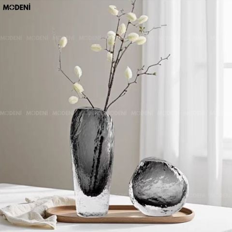 Bộ đôi bình hoa thủy tinh Iceberg màu xám khói cắm cành hoa mộc trang trí trên khay gỗ thanh lịch.
