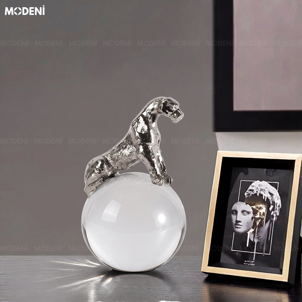Tượng Con Báo Cyra Silver Ôm Quả Cầu – Biểu Tượng Sức Mạnh Sang Trọng Cho Bàn Làm Việc & Kệ Tủ