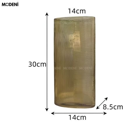 Góc nhìn chính diện bình hoa thủy tinh vân nhăn Cygnus màu nâu khói cắm hoa nghệ thuật trên bàn trà.