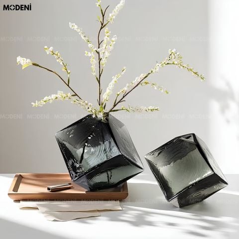 Góc nhìn chính diện bình hoa thủy tinh khối đa giác Smoke Geometry màu xám khói cắm hoa tươi nghệ thuật.