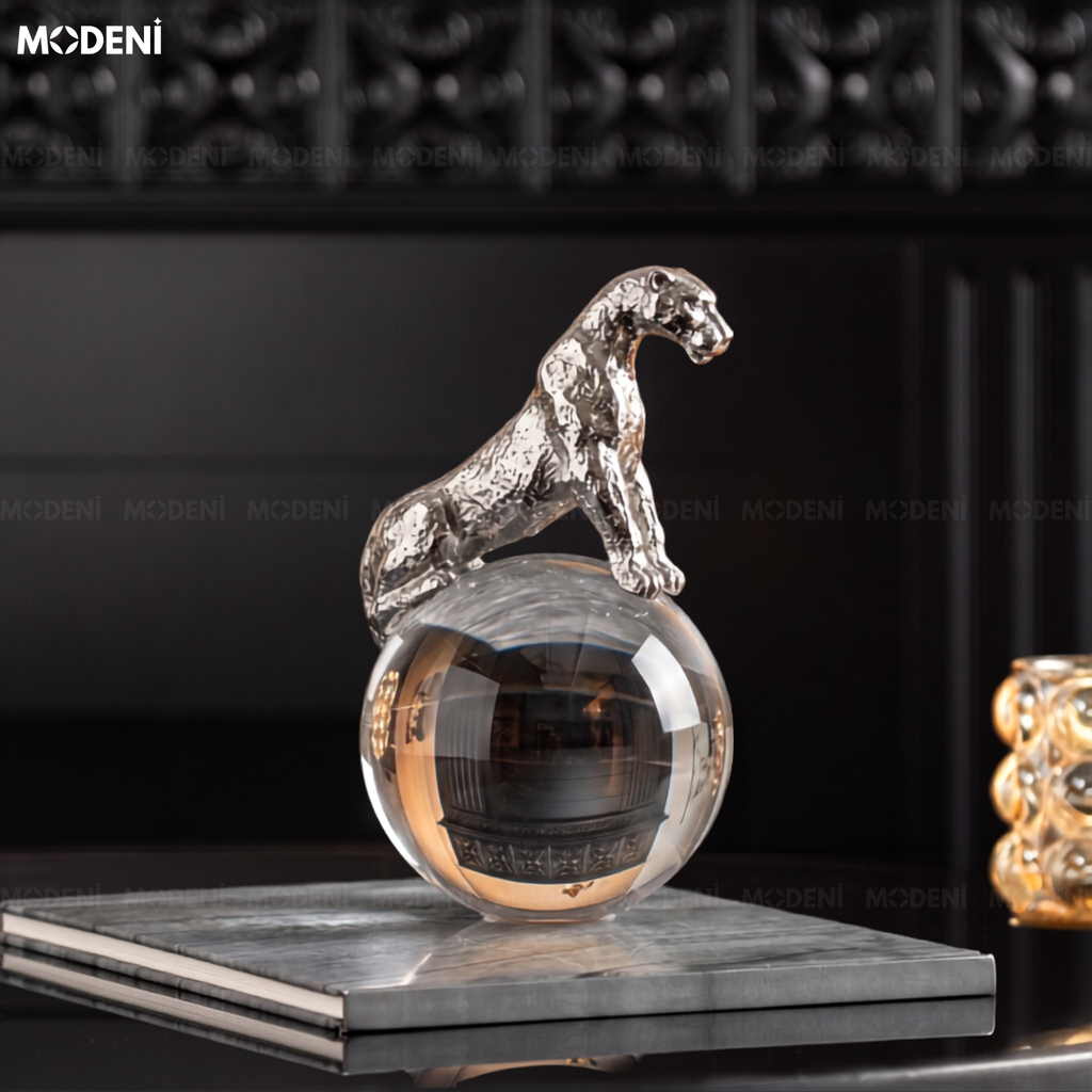Tượng Con Báo Cyra Silver Ôm Quả Cầu – Biểu Tượng Sức Mạnh Sang Trọng Cho Bàn Làm Việc & Kệ Tủ