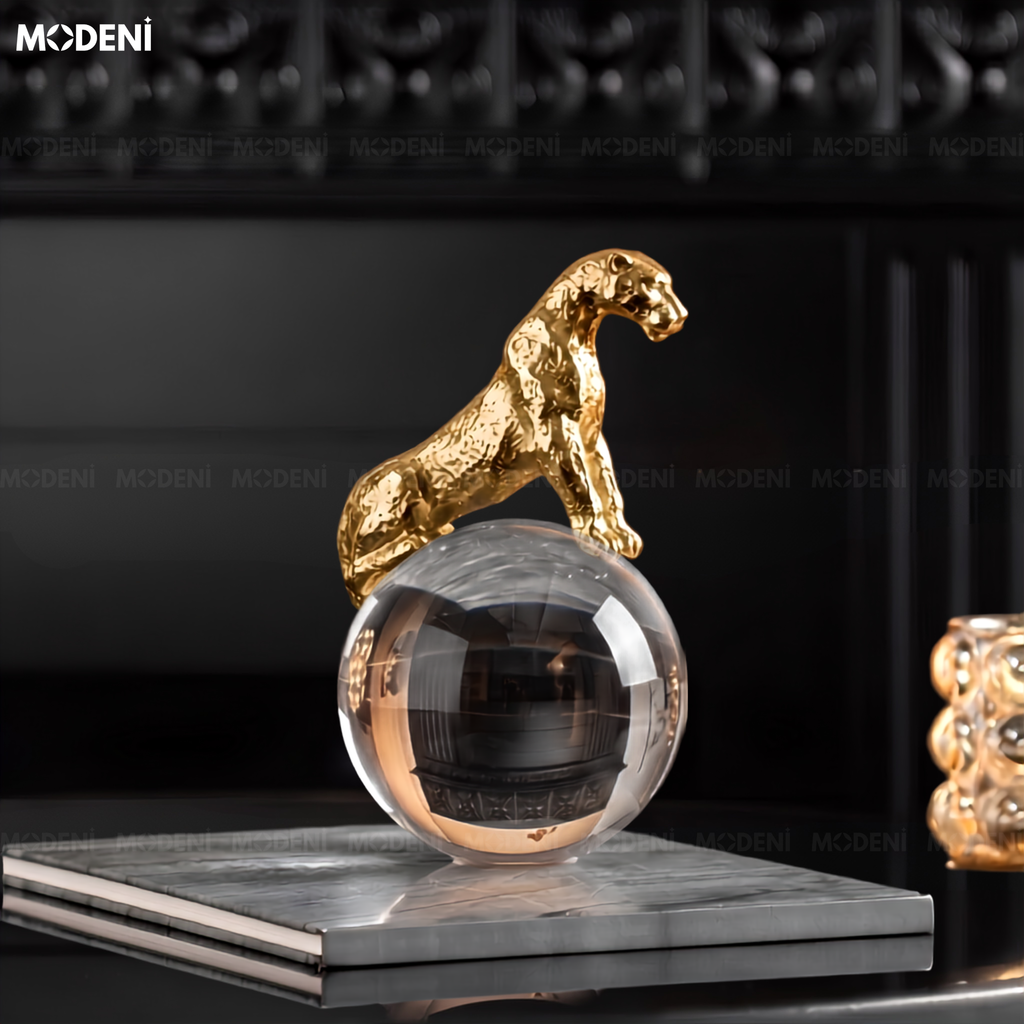Tượng Con Báo Cyra Gold Ôm Quả Cầu – Biểu Tượng Sức Mạnh Sang Trọng Cho Bàn Làm Việc & Kệ Tủ