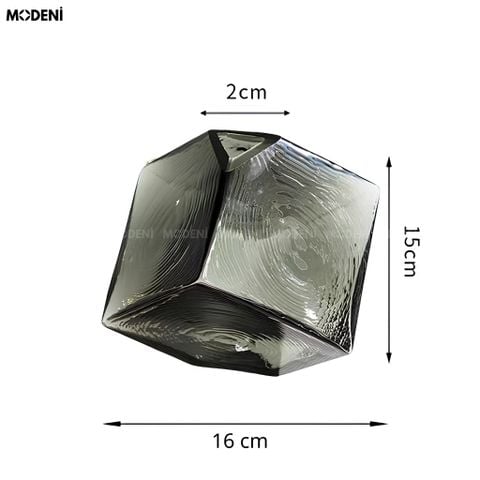 Góc nhìn chính diện bình hoa thủy tinh khối đa giác Smoke Geometry màu xám khói cắm hoa tươi nghệ thuật.