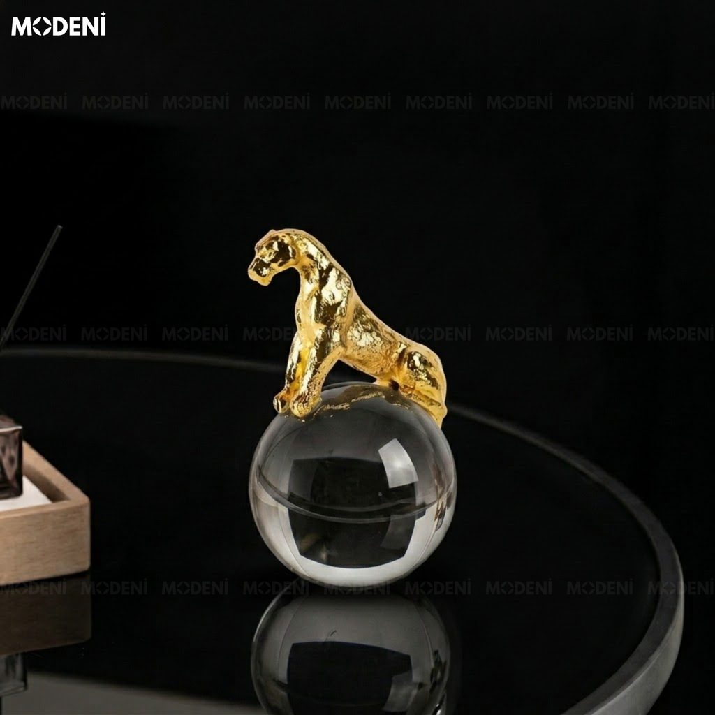 Tượng Con Báo Cyra Gold Ôm Quả Cầu – Biểu Tượng Sức Mạnh Sang Trọng Cho Bàn Làm Việc & Kệ Tủ