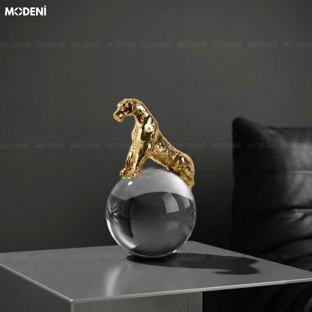 Tượng Con Báo Cyra Gold Ôm Quả Cầu – Biểu Tượng Sức Mạnh Sang Trọng Cho Bàn Làm Việc & Kệ Tủ