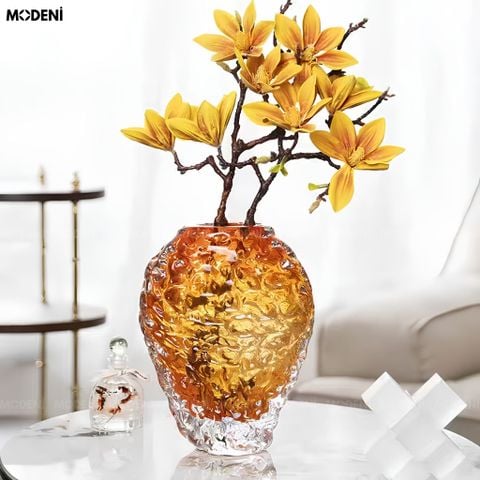 Cận cảnh bề mặt sần sùi của bình hoa thủy tinh Etna với phần chân bọt đá màu cam hổ phách ấn tượng.