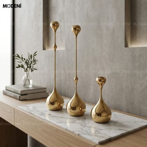 Góc chụp nghiêng trên bàn đá marble bộ chân nến decor sang trọng Yusla màu vàng gold phản chiếu ánh sáng đặt cạnh.