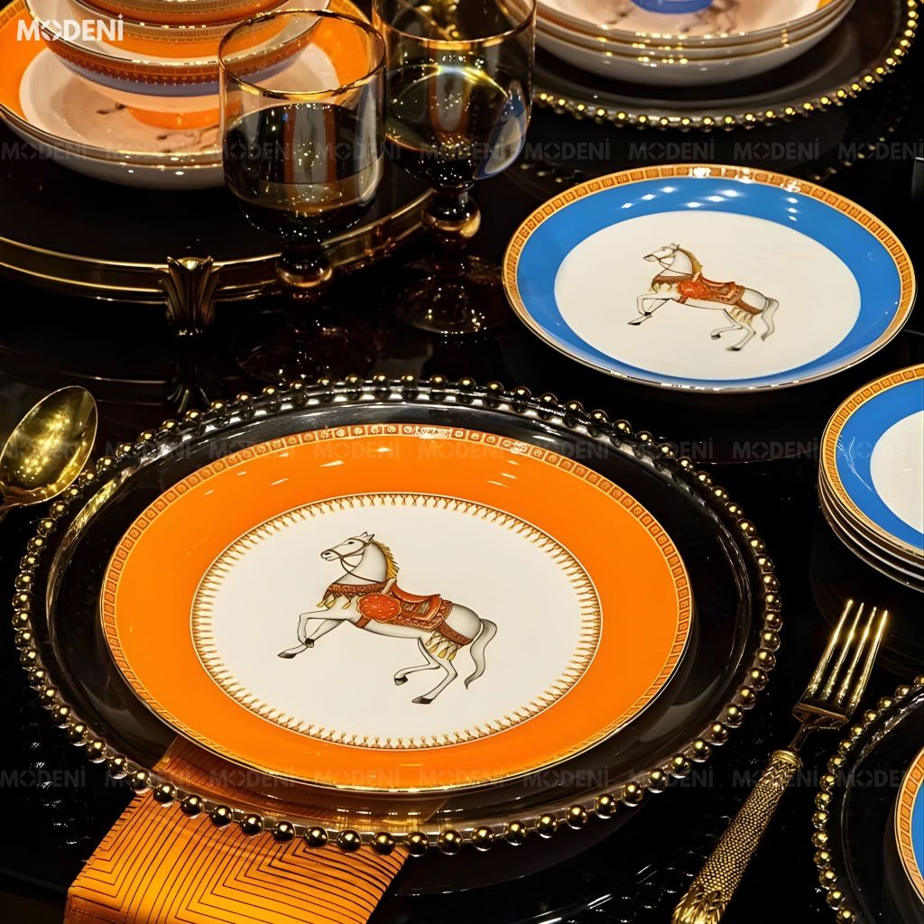 Bộ Chén Đĩa Sứ Xương Cao Cấp Cavalier – Biểu Tượng Của Tinh Thần Quý Tộc Châu Âu, Pha Trộn Sắc Cam Hoàng Gia Và Lam Cổ Điển Đầy Quyền Lực Cho Bàn Tiệc Sang Trọng