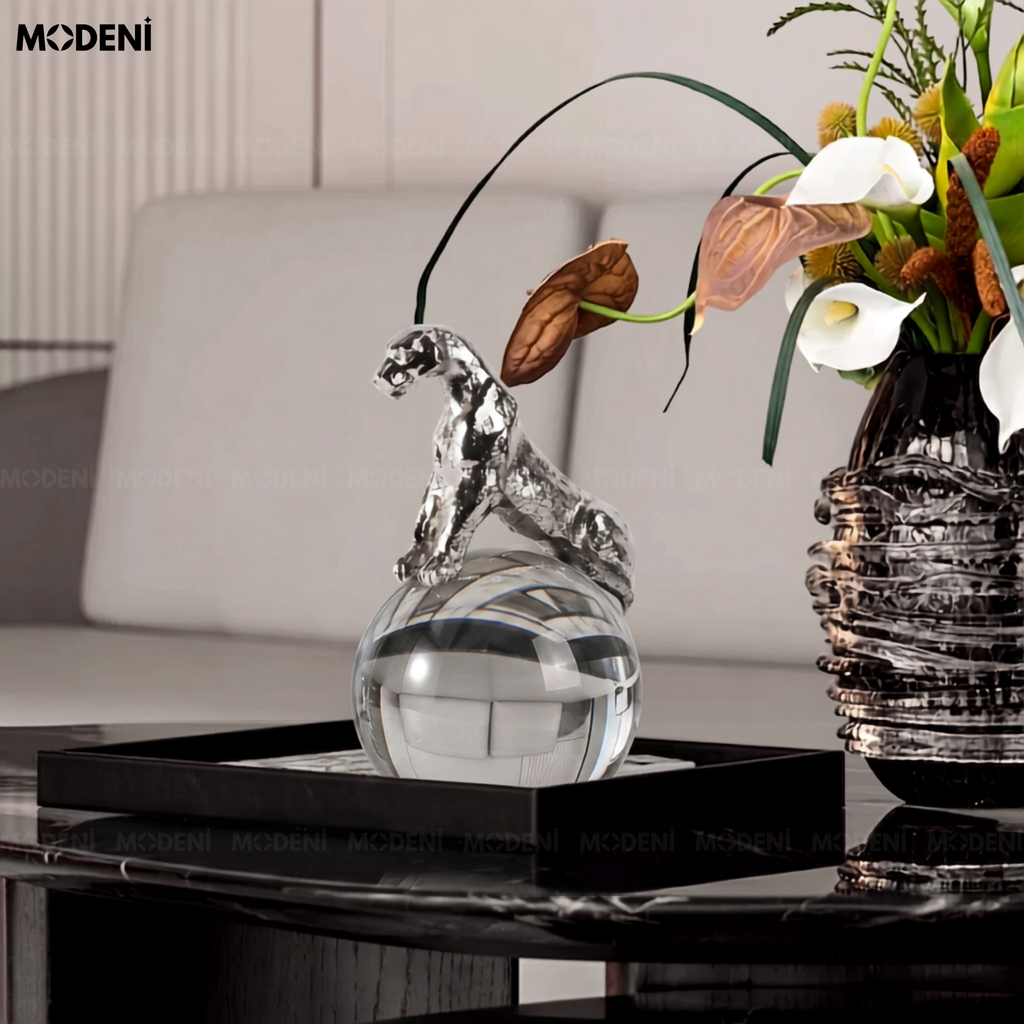 Tượng Con Báo Cyra Silver Ôm Quả Cầu – Biểu Tượng Sức Mạnh Sang Trọng Cho Bàn Làm Việc & Kệ Tủ