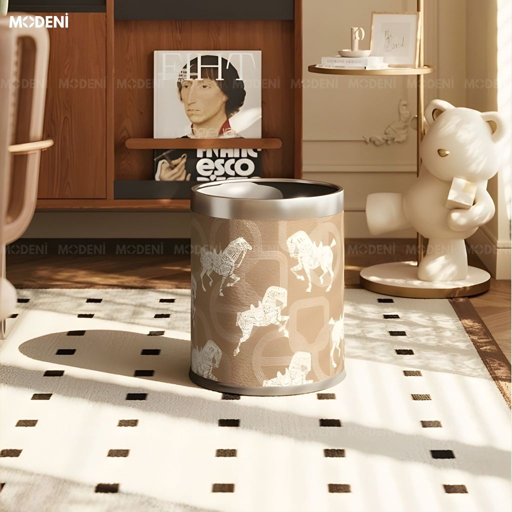 Thùng Rác Derby Da Cao Cấp Viền Kim Loại Ánh Bạc Nghệ Thuật Cho Không Gian Sinh Hoạt Sang Trọng