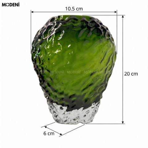 Góc nhìn chính diện bình hoa thủy tinh sần Vulcan xanh lục bảo cắm hoa mộc lan vàng trên bàn trà.
