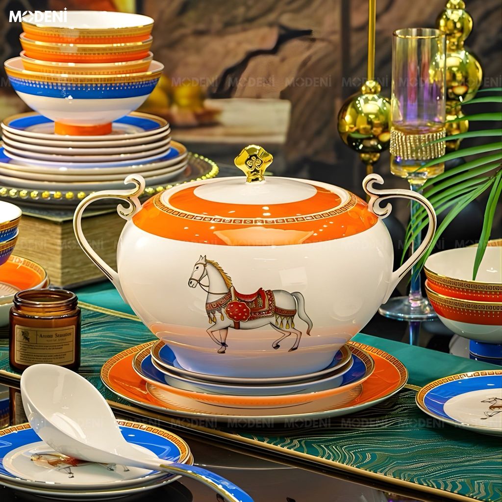 Bộ Chén Đĩa Sứ Xương Cao Cấp Cavalier – Biểu Tượng Của Tinh Thần Quý Tộc Châu Âu, Pha Trộn Sắc Cam Hoàng Gia Và Lam Cổ Điển Đầy Quyền Lực Cho Bàn Tiệc Sang Trọng