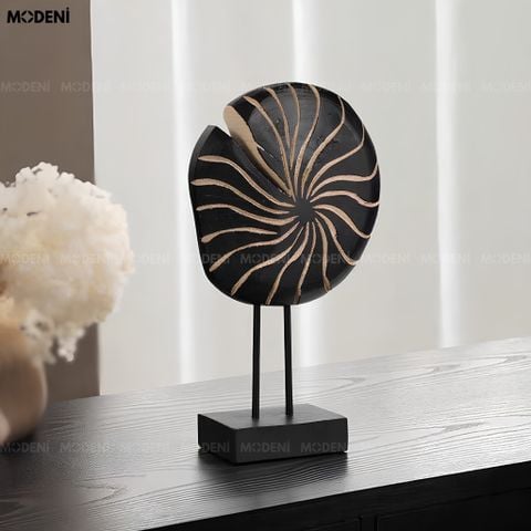 Góc nhìn chính diện tượng trang trí Nautilus họa tiết vỏ sò màu đen nhám phối đường vân mạ vàng sang trọng.