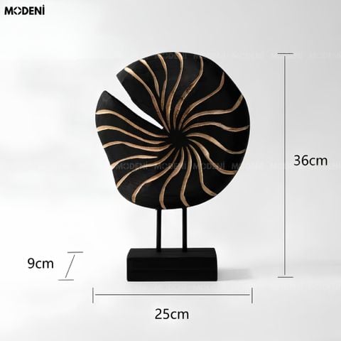 Góc nhìn chính diện tượng trang trí Nautilus họa tiết vỏ sò màu đen nhám phối đường vân mạ vàng sang trọng.