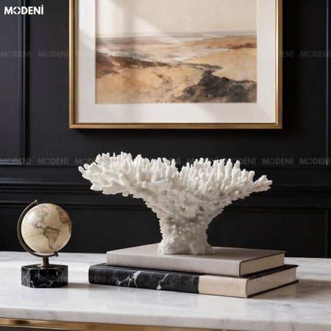 Góc nhìn chính diện tượng trang trí Marine hình san hô màu trắng tuyền đặt trên bệ đỡ trong suốt sang trọng.