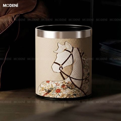 Chụp chính diện trên nền trắng thùng rác cao cấp Epona bọc da PU phối trắng be họa tiết ngựa sắc nét và viền kim loại.